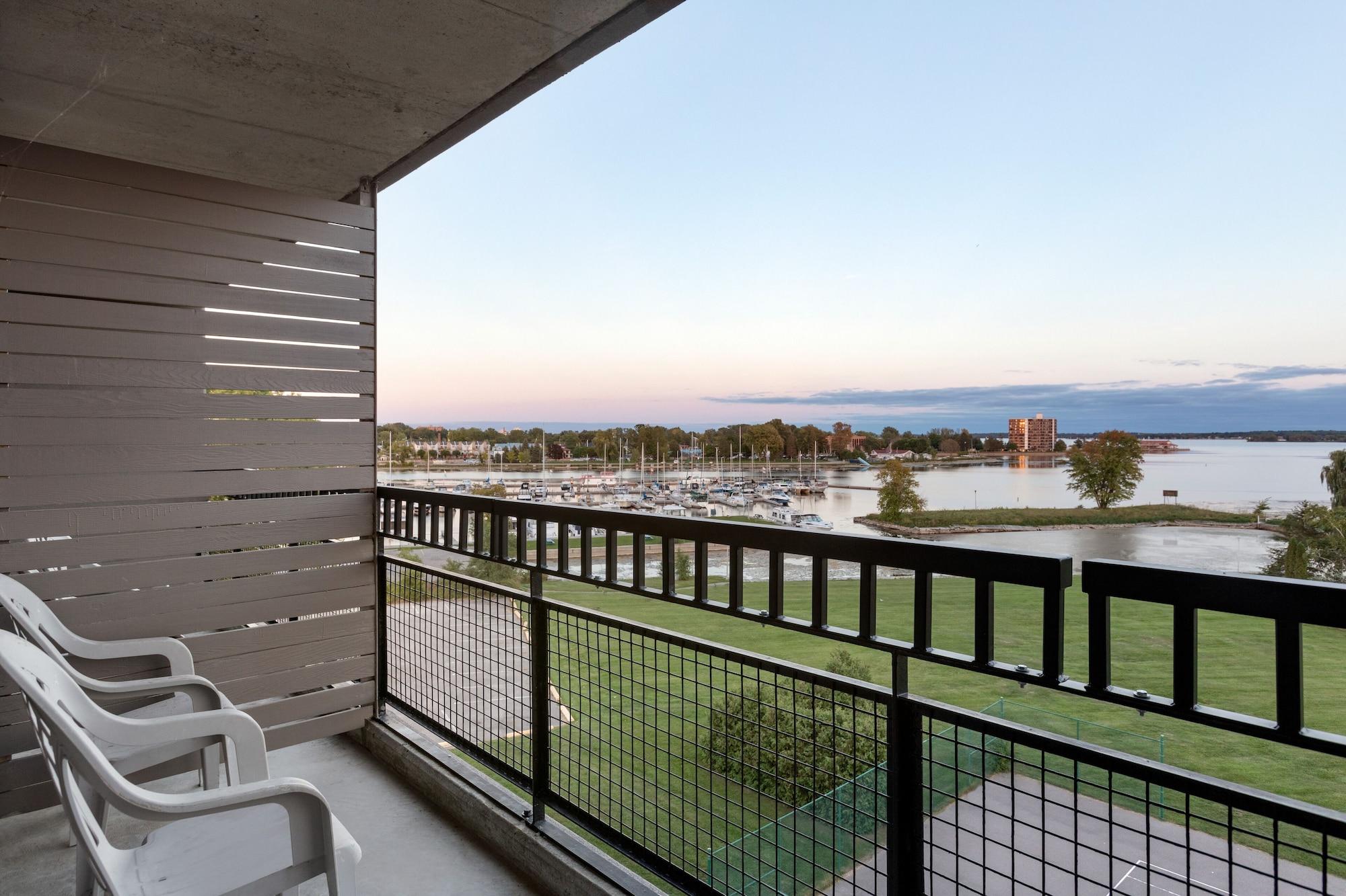 Ramada By Wyndham Belleville Harbourview Conference Center Exterior foto