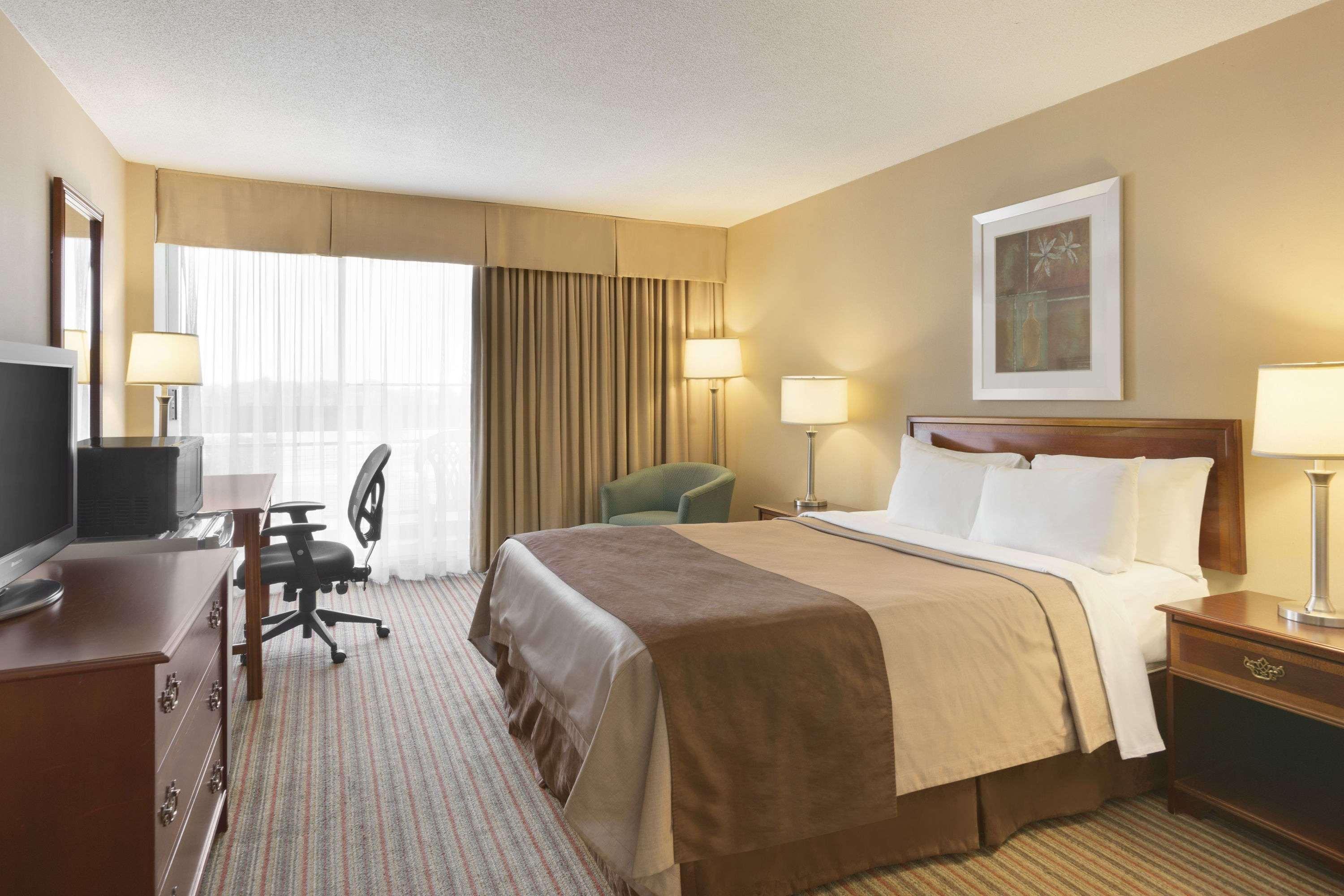Ramada By Wyndham Belleville Harbourview Conference Center Exterior foto