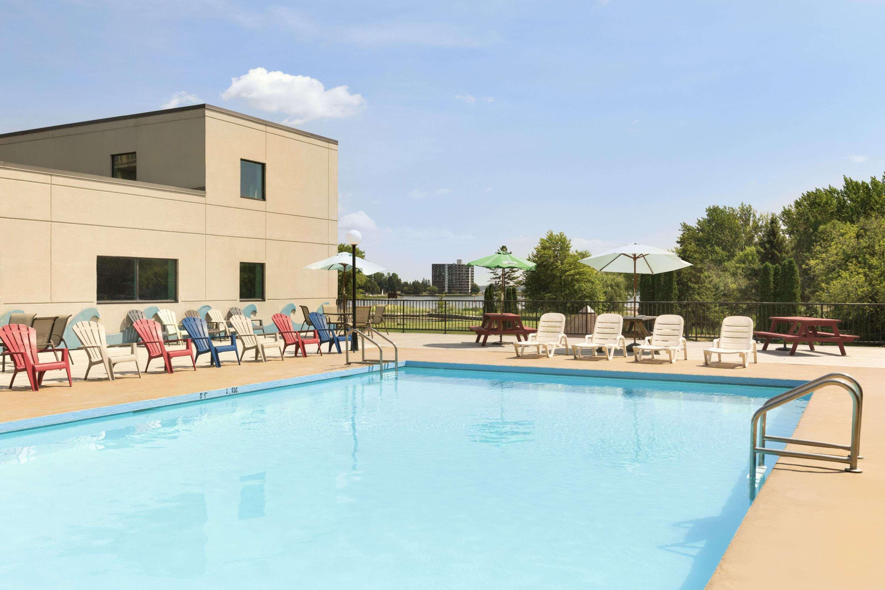Ramada By Wyndham Belleville Harbourview Conference Center Exterior foto