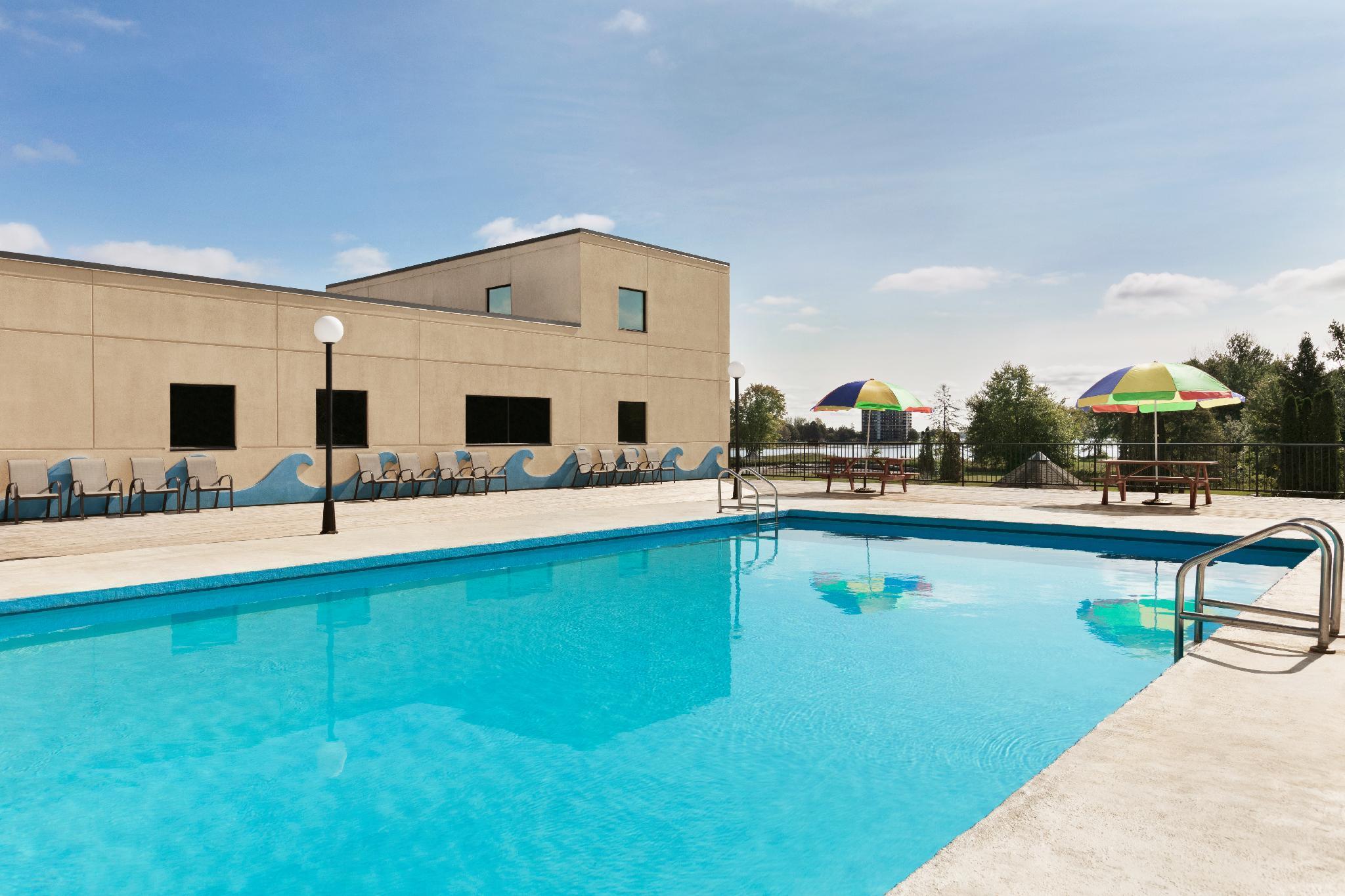 Ramada By Wyndham Belleville Harbourview Conference Center Exterior foto