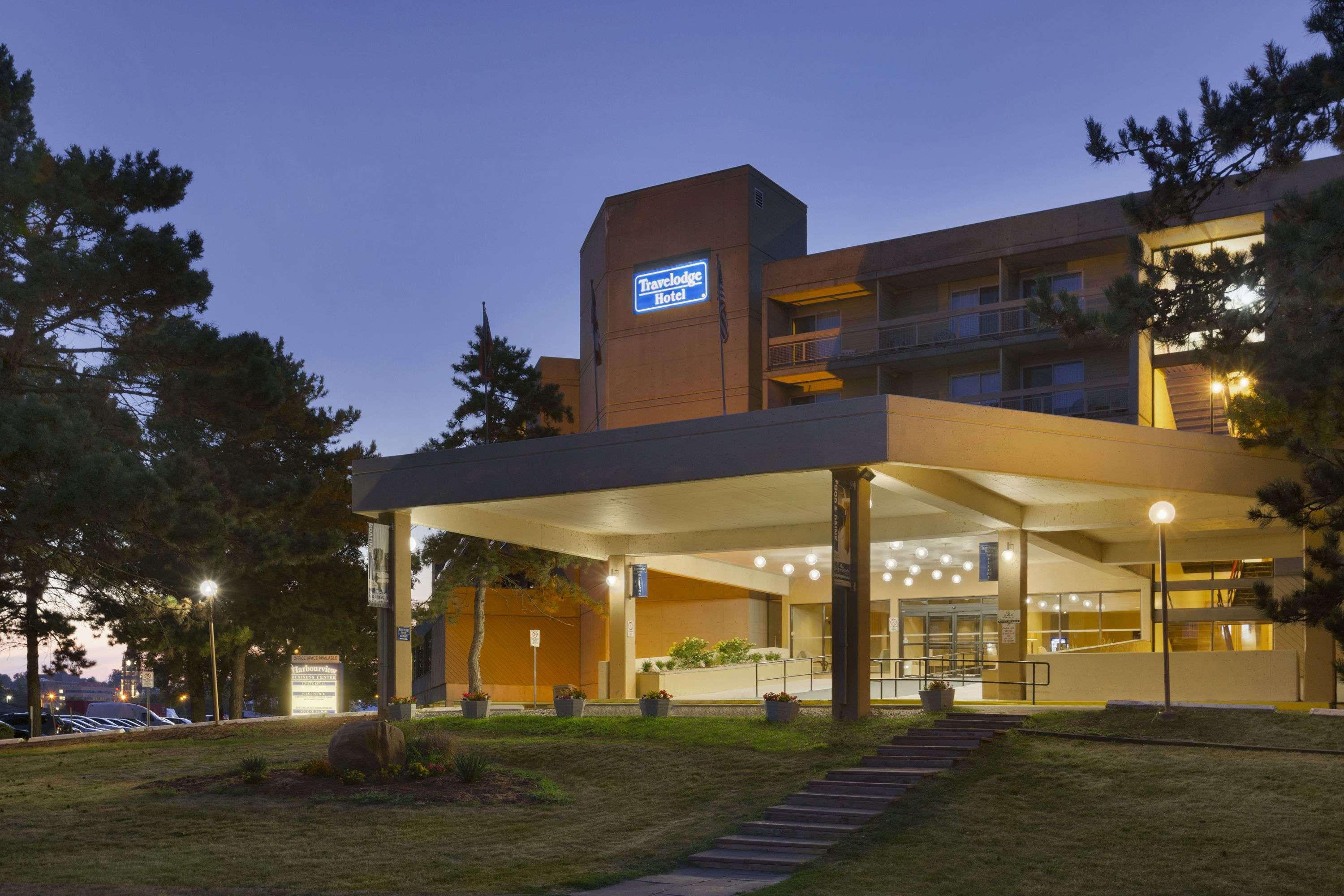 Ramada By Wyndham Belleville Harbourview Conference Center Exterior foto