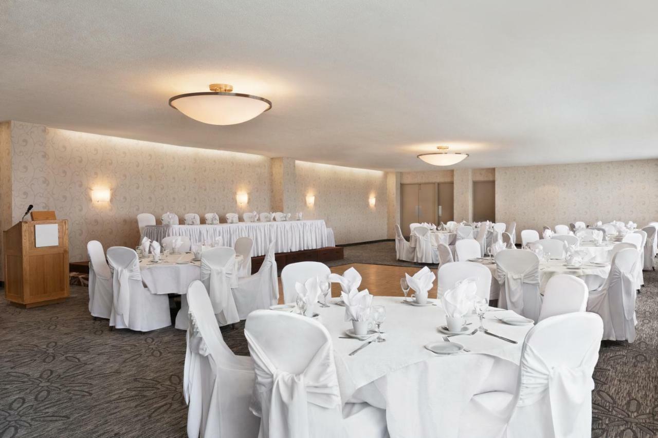 Ramada By Wyndham Belleville Harbourview Conference Center Exterior foto