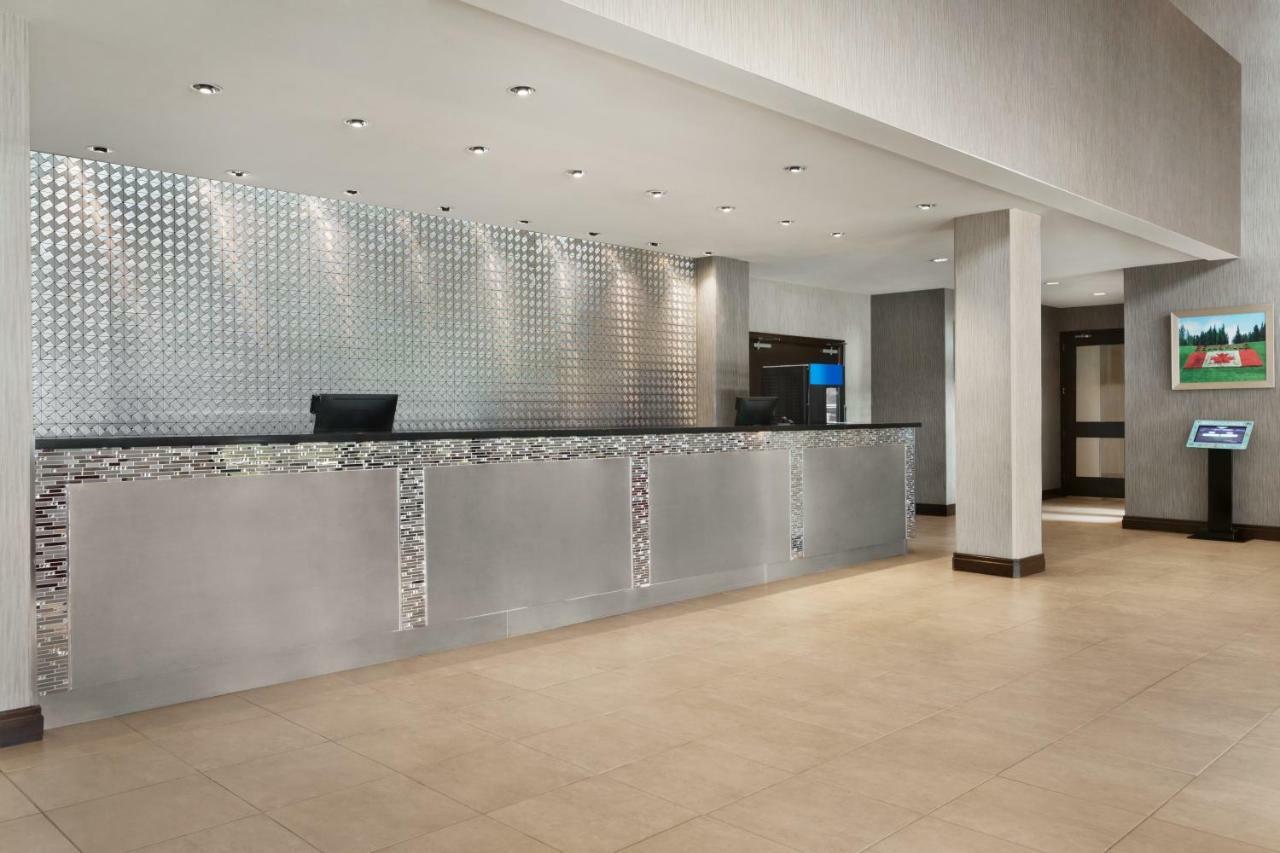 Ramada By Wyndham Belleville Harbourview Conference Center Exterior foto